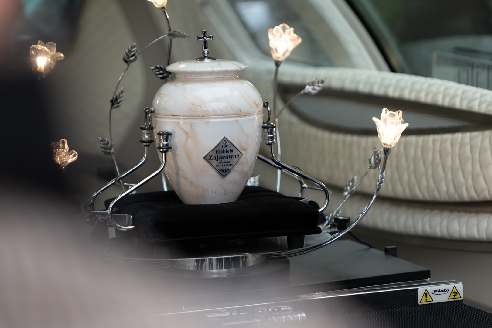 An urn with ashes in a Lilia hearse