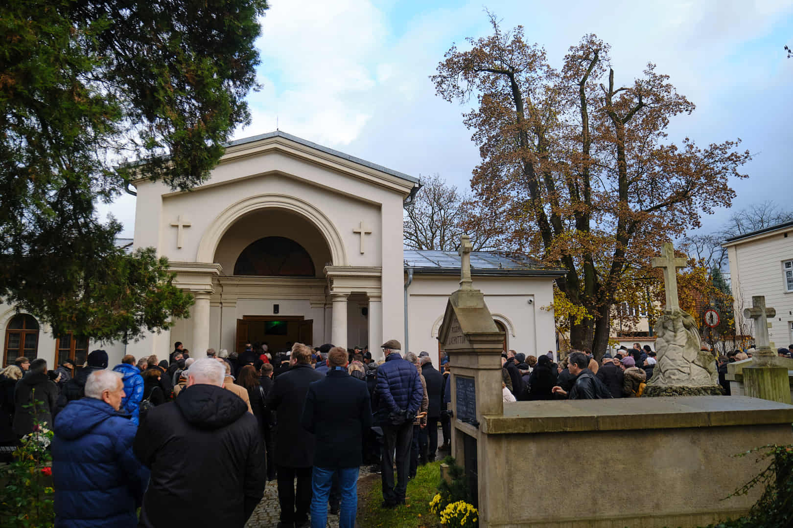 Żałobnicy przed kaplicą Cmentarza Rakowickiego