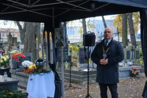 The celebrant under Lilia's tent by the grave